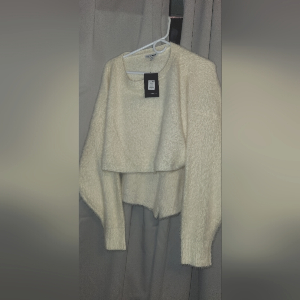 2 piece women's set. NWT. Size medium. Cropped sweater high-waisted shorts